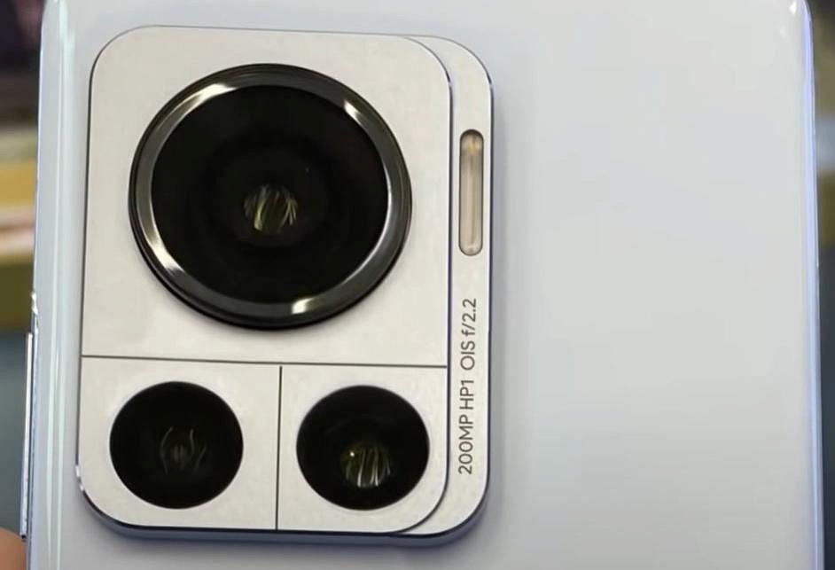 Показан модуль камеры Moto Edge X30 Pro с датчиком на 200 МП